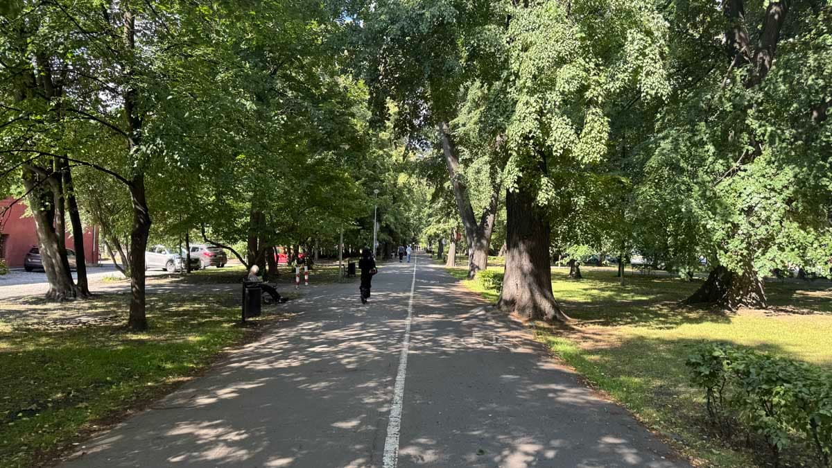 Remont Parku Miejskiego w Nysie: otwarto alejkę, ułożono nową nawierzchnię, montowane jest oświetlenie i kamery