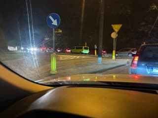 Ruch wahadłowy na ul. Mieczysława I w Nysie przy Cmentarzu Komunalnym
