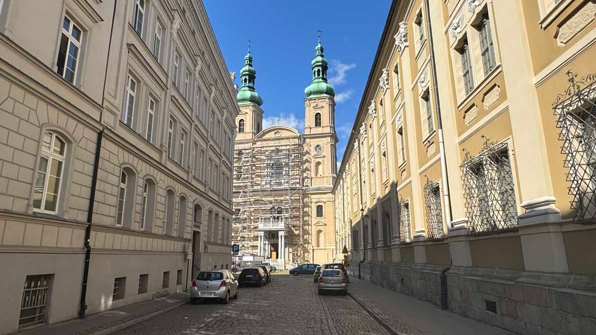 Remont elewacji kościoła Wniebowzięcia NMP w Nysie zakończony – w niszach wież brakuje rzeźb