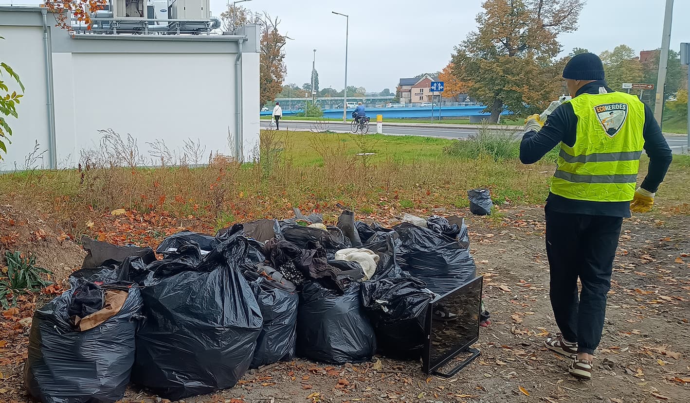 Akcja sprzątania w Śródmieściu Nysy: zlikwidowano dwa dzikie wysypiska i zebrano ponad 80 worków odpadów