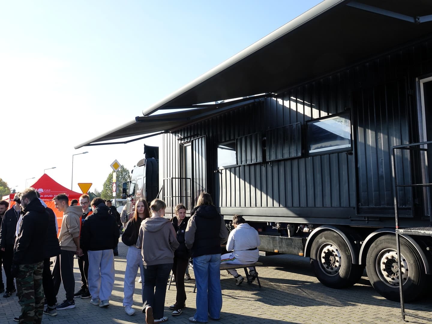 Escape Truck stanął na parkingu Hali Nysa. Ciężarówka z pokojem zagadek uczyła rozpoznawać zagrożenia handlu ludźmi