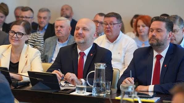 Biuletyn „TAK!" gminy Nysa pominął wady pomnika potwierdzone dokumentami. Nysa Patrzy wskazuje też błędy w artykule o mieszkańcu