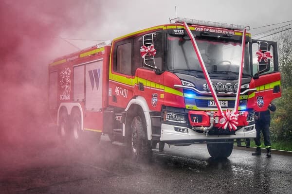 OSP Domaszkowice odebrała nową Scanię z 8000-litrowym zbiornikiem wody