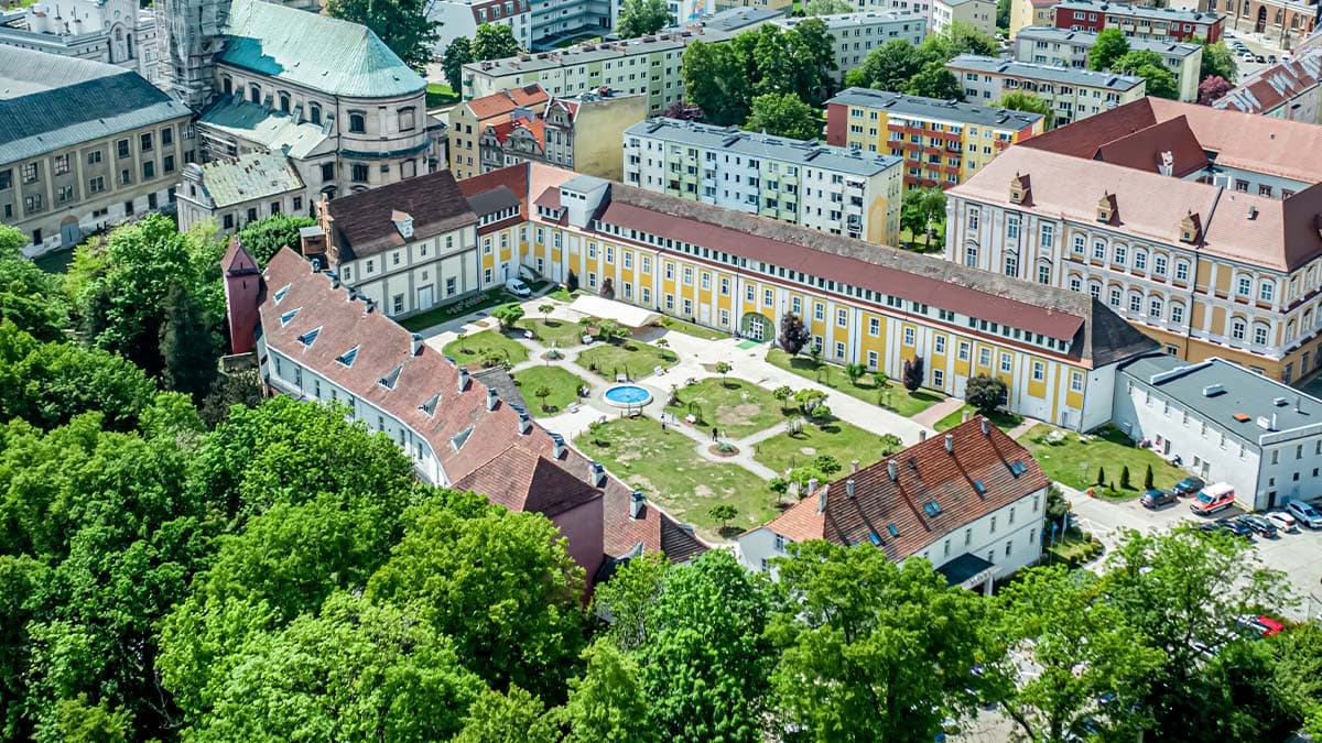 Podczas remontu dworu biskupiego w Nysie przywrócono historyczny napis „Bischofhof"