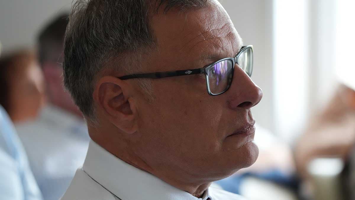 Rozprawa w sprawie kredowego napisu w Domaszkowicach: akt oskarżenia po trzech tygodniach, bez oględzin miejsca zdarzenia