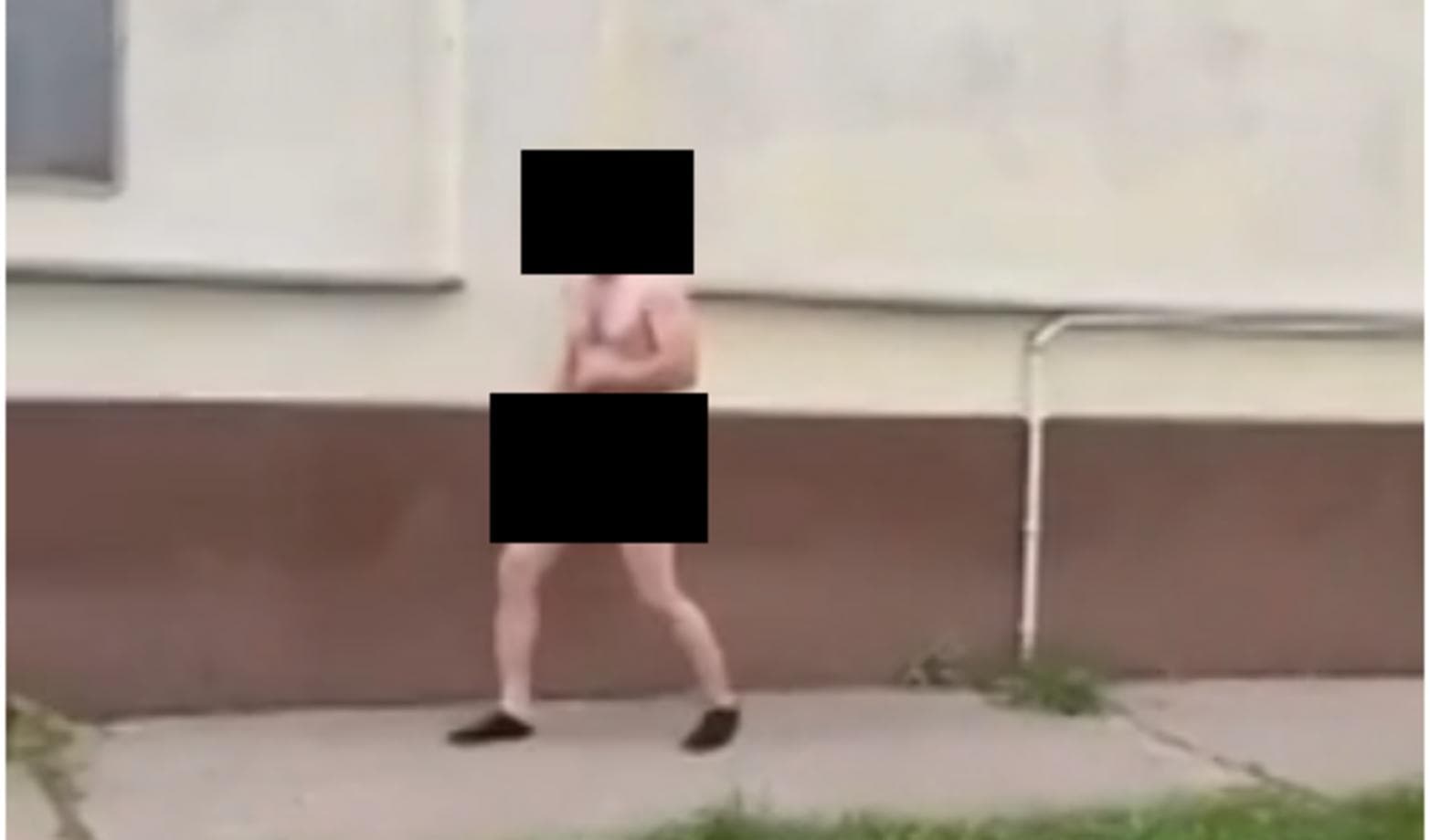 Nagi mężczyzna biegał po ulicy Słowiańskiej w Nysie