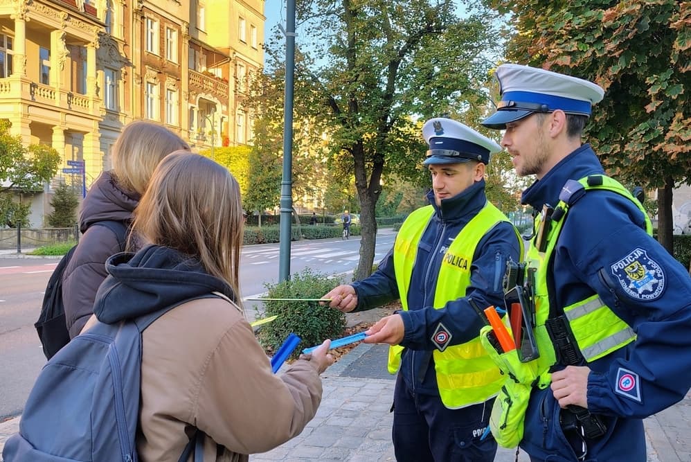Policja w województwie opolskim skontrolowała pieszych, rowerzystów i kierowców – 222 wykroczenia wobec niechronionych uczestników ruchu