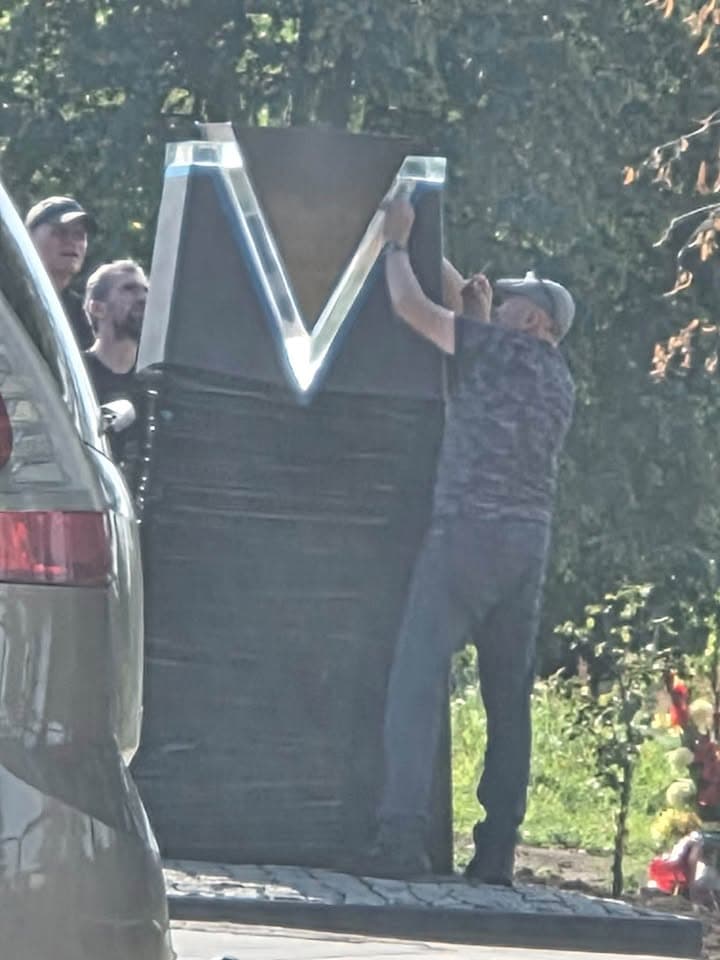 Kilka dni po odsłonięciu pomnik przy ul. Wyspiańskiego w Nysie wymaga poprawek. Koszt realizacji wyniósł 109 tys. zł