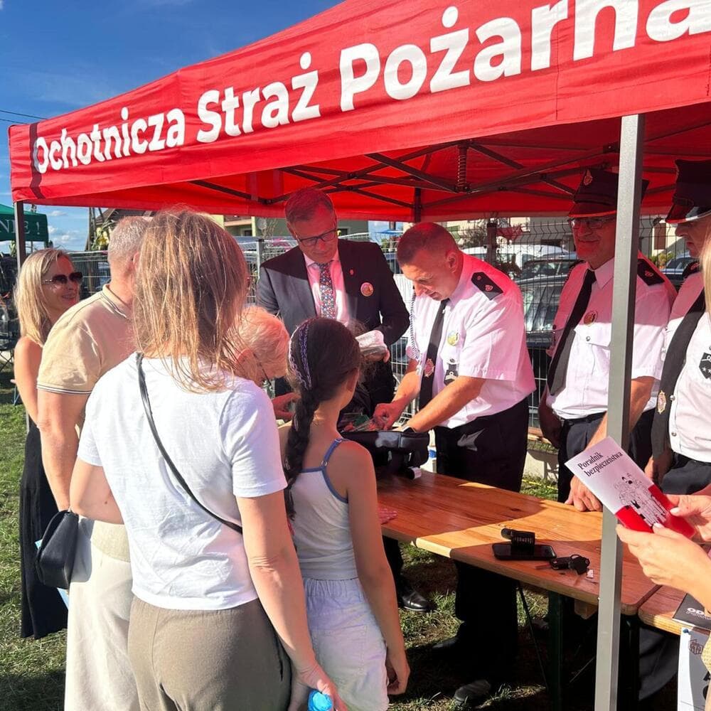 Akademia OLiOC na dożynkach w Niwnicy: druhowie uczyli o plecaku ewakuacyjnym i sygnałach alarmowych