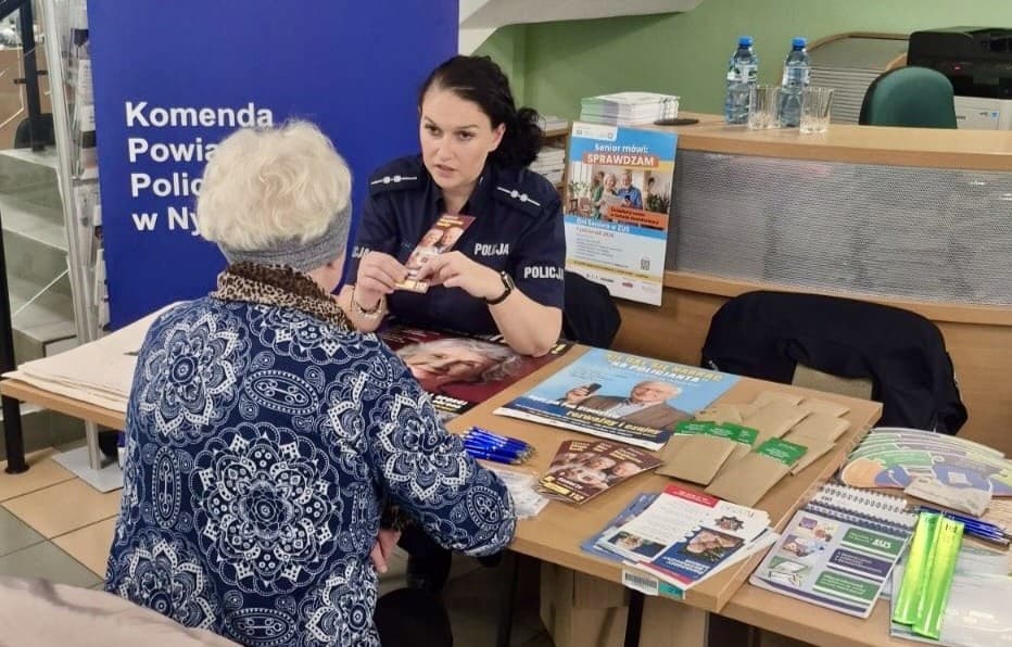 Policjanci z Nysy ostrzegali seniorów przed oszustwami podczas spotkania w ZUS