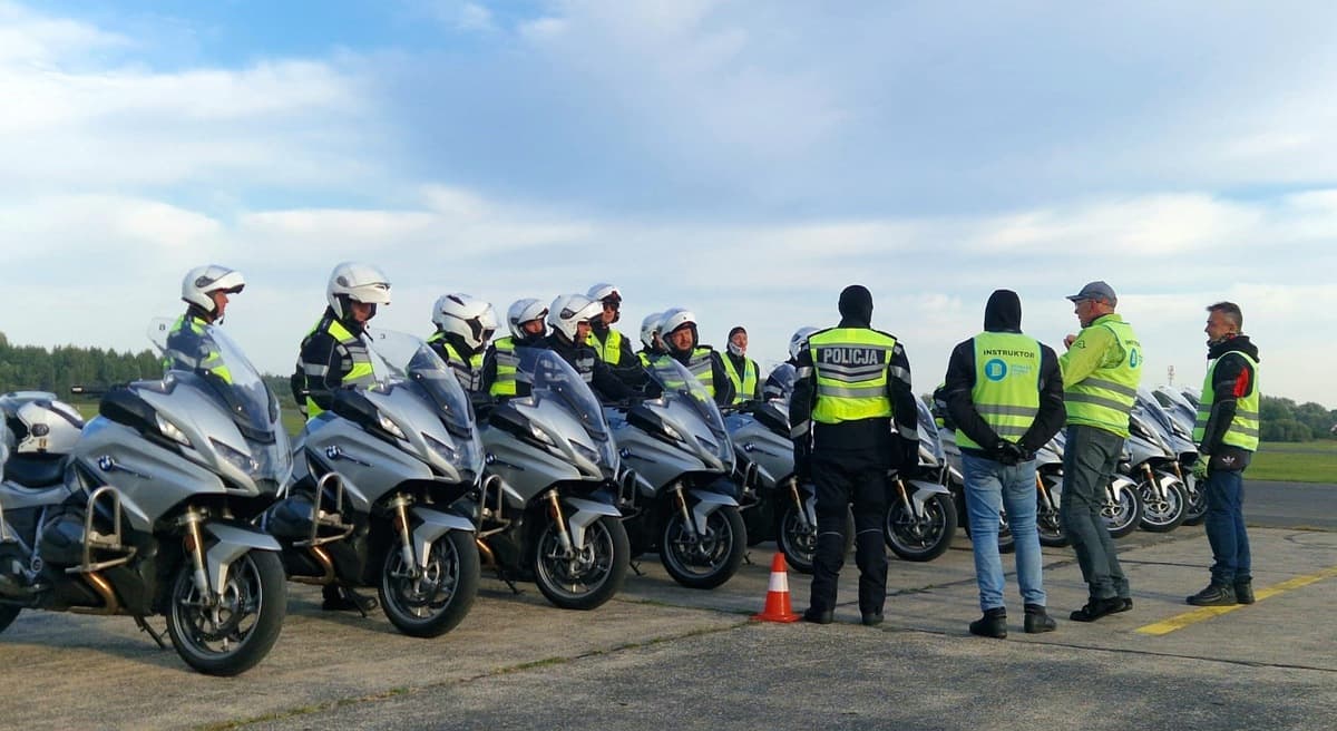 Dwóch nyskich policjantów przeszło szkolenie z techniki jazdy motocyklem w Bednarach