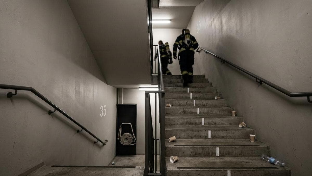 Strażak z Nysy z brązowym medalem Mistrzostw Polski w biegu po schodach Sky Tower