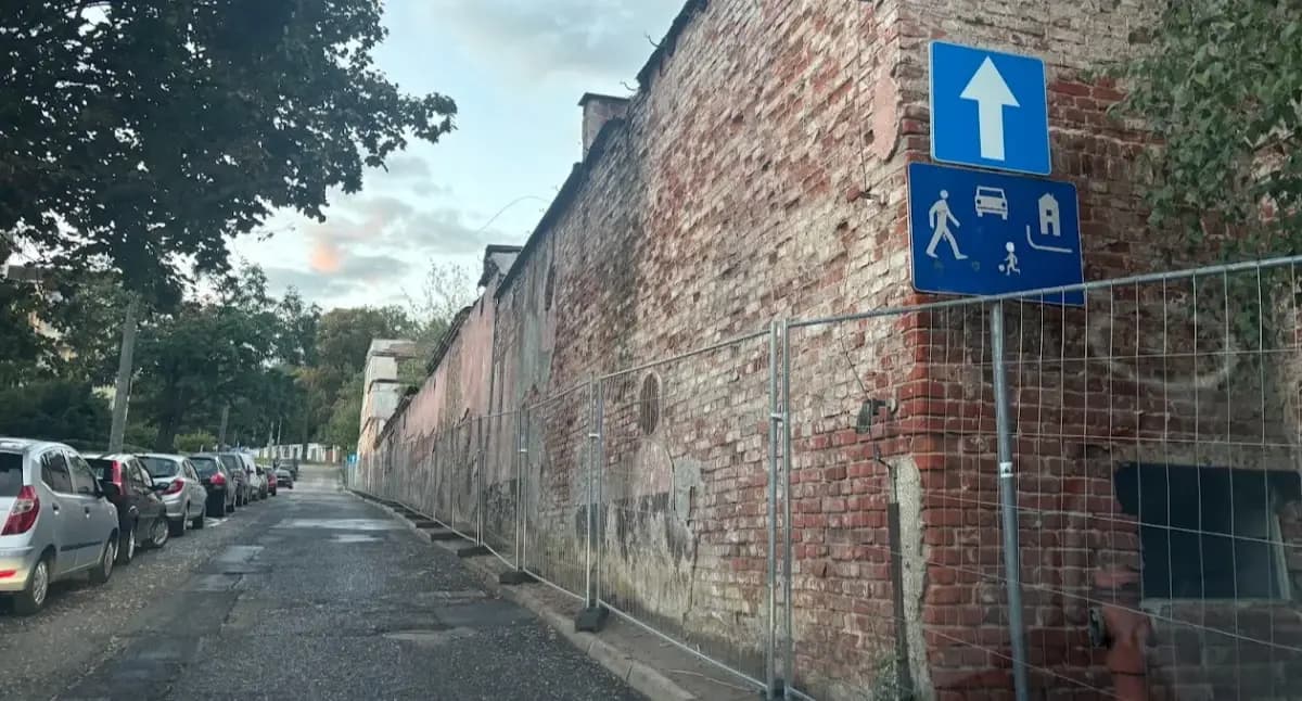 Ruiny przy ul. Słowiańskiej w Nysie sprzedane na licytacji komorniczej za milion złotych. Nowy właściciel planuje budowę mieszkań